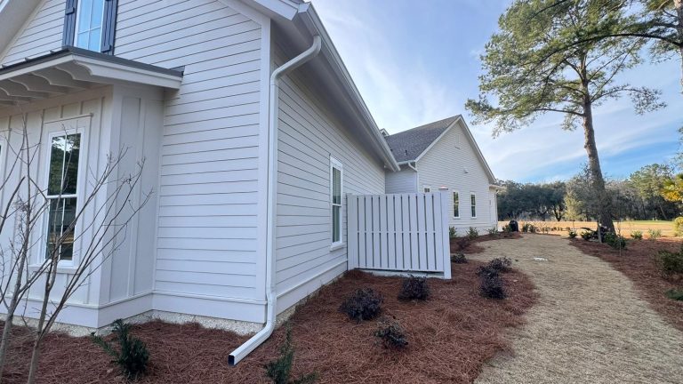 Seamless Gutters vs Traditional Gutters: Benefits, Installation, and What Homeowners Need to Know